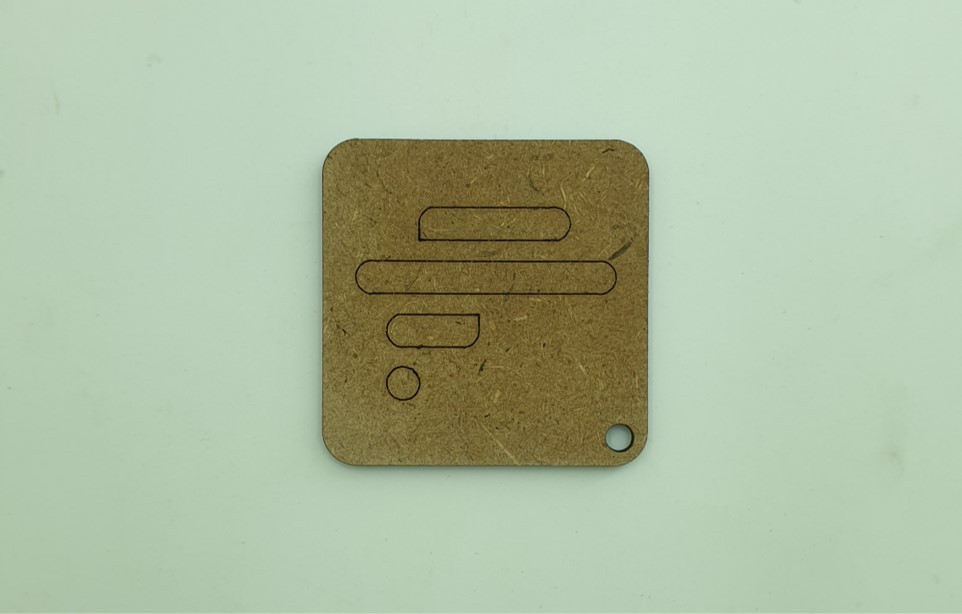 نمونه قطعه تولید شده با تکنیک حکاکی خط بر روی MDF.
